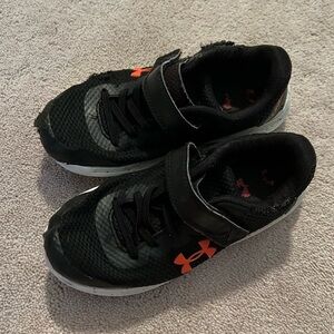 Under Armour kids shoes size 1 *flaw*